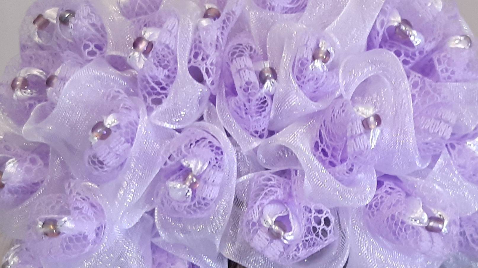 Пышный бант с кружевом и бусинами