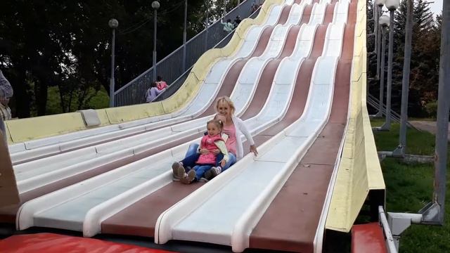 Мама с детками съезжают с крутой горки смотреть онлайн