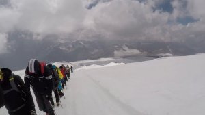 Эльбрус.Трагедия.Срыв альпиниста.МНОГО НЕЦЕНЗУРНОЙ РЕЧИ!18+!!!