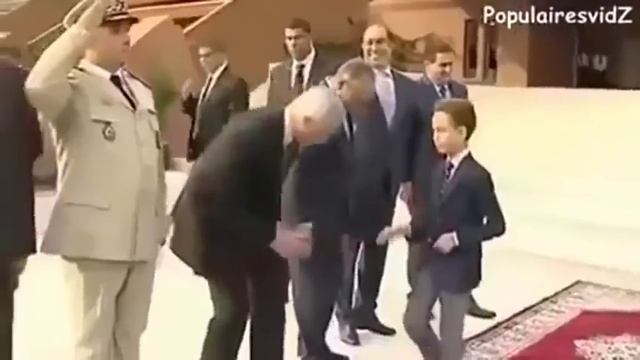 Мулай Хассан, наследный принц Марокко, ненавидит, когда пытаются поцеловать его руку смотреть онлайн