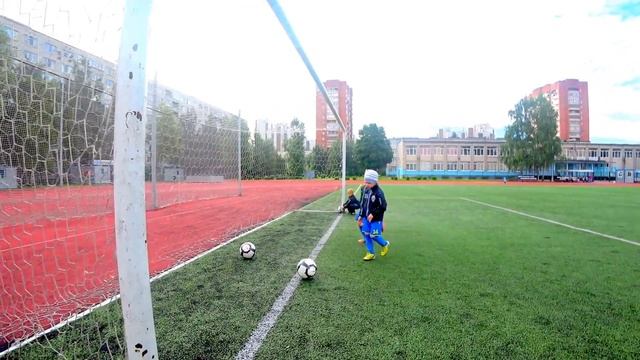 Кто быстрей забьёт в ворота = 3 очка, перекладина и на ворота = 2 очка, с 1 отскока = 1 очёк смотреть онлайн