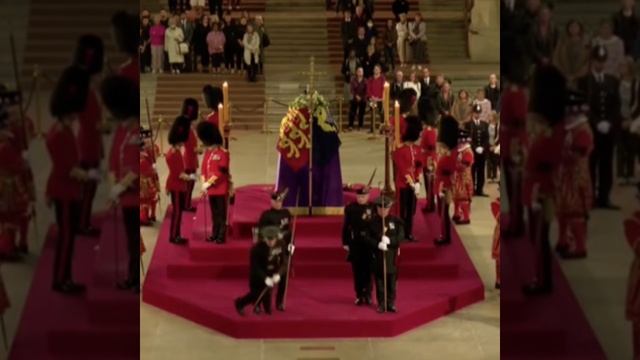 Королевский стражник упал в обморок во время дежурства у гроба Елизаветы II..mp4 смотреть онлайн