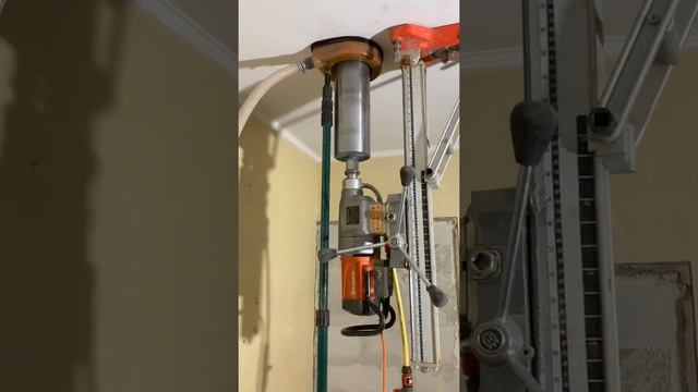 Husqvarna DM 430 Wiercenie otworów w stropie od dołu смотреть онлайн