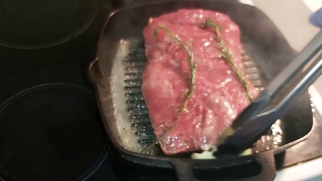 Стейк прожарки медиум вел на сковороде в домашних условиях. лучший и правильный приготовленные. смотреть онлайн