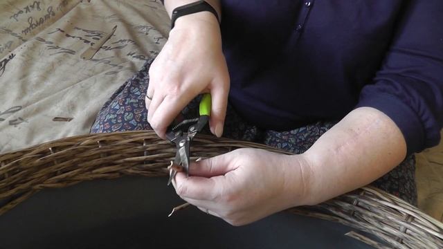 ПЛЕТЕНИЕ ИЗ ИСКУССТВЕННОГО РОТАНГА. Завершение плетения смотреть онлайн