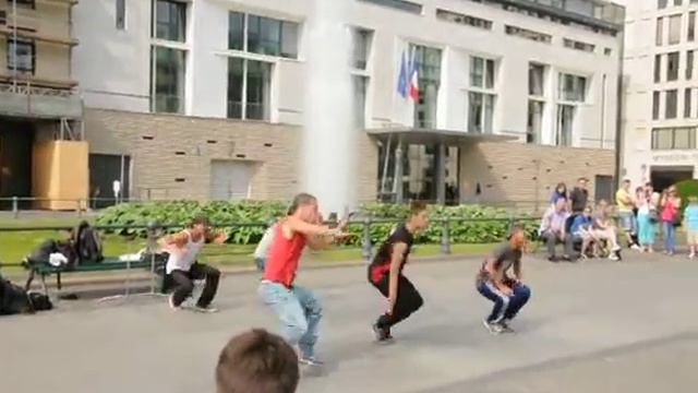 Берлин. Май 2012. Уличные танцоры показывают своё шоу. ЗдОрово !!! смотреть онлайн