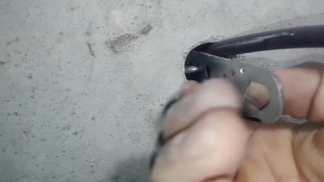 Монтаж крюка в потолок для осветительного прибора-люстры и т.д. смотреть онлайн