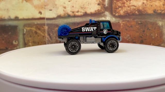 Hot Wheels 2020 Treasure Hunt Mercedes-Benz Unimog 1300 смотреть онлайн