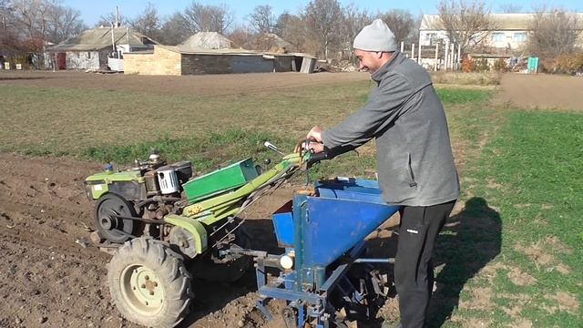 Посадка чеснока мотоблоком. Кум рулит! смотреть онлайн