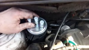 Замена топливного фильтра. Мой способ 10 минут(одной левой). Ford Transit Connect.