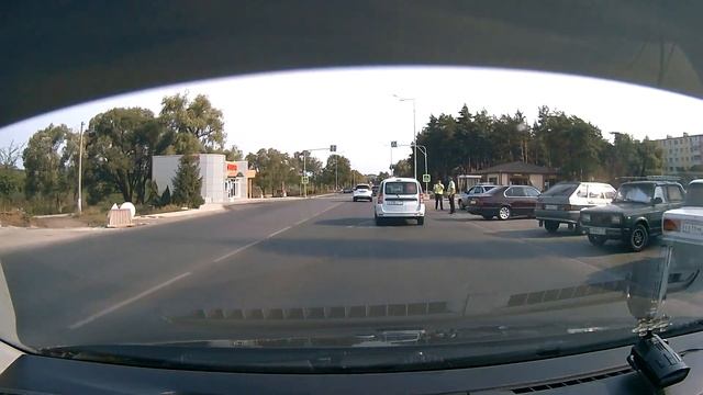 Замглавы Шебекинского горокруга выходит из Nissan X-Trail, зарегистрированого на компанию «Герба» смотреть онлайн