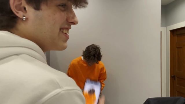 FAKE MUGSHOT PRANK ON MOM ON CHRISTMAS смотреть онлайн