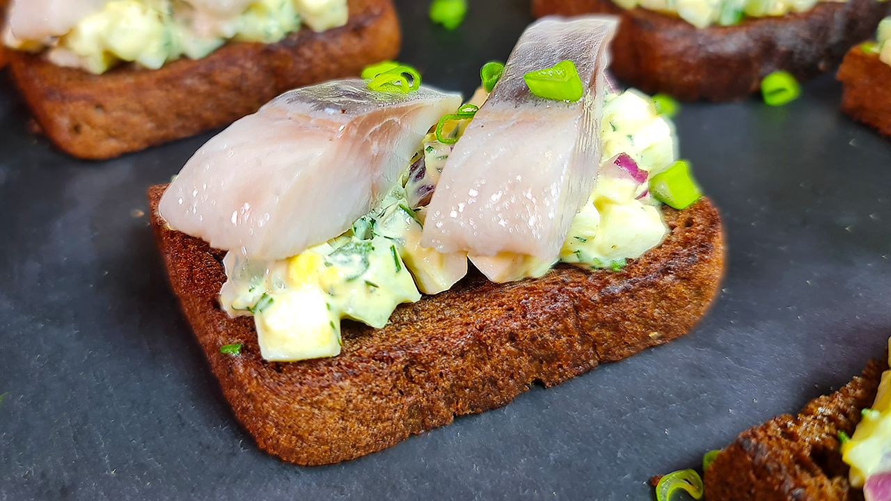 Простая порционная закуска с сельдью смотреть онлайн