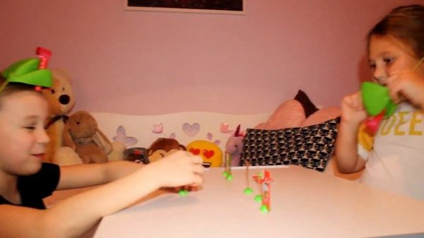 Поймай насекомое! Хамелеон челлендж: чей язык длиннее? / #PolyaPol