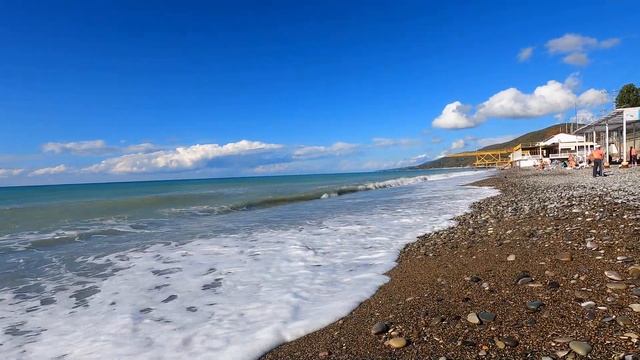 ЛАЗАРЕВСКОЕ СЕГОДНЯ ?Людей много, дамы купаются!! Пляж Бирюза в ноябре!! смотреть онлайн