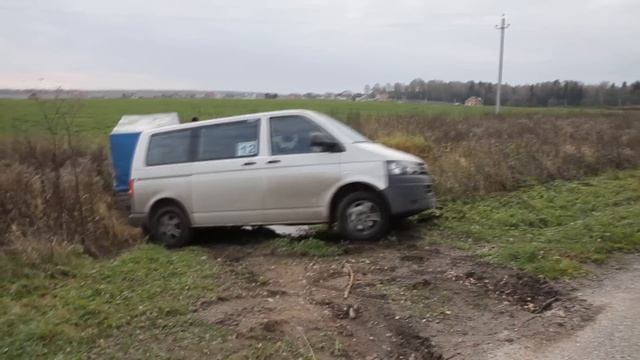 Выезд с поля vw t5 gp Caravella 4motion с прицепом 500 кг. смотреть онлайн