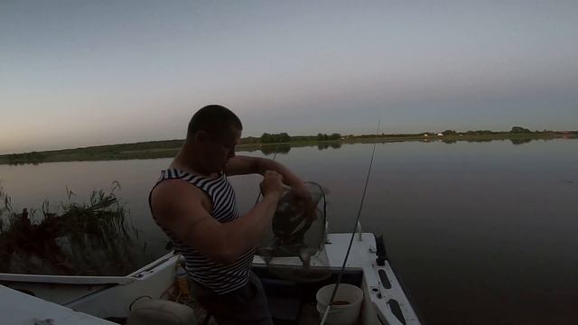 РЫБАЛКА С НОЧЁВКОЙ/ПОХОД НА КАТЕРЕ 22.06.2020 ПОЙМАЛ БОЛЬШОГО ЛЕЩА смотреть онлайн