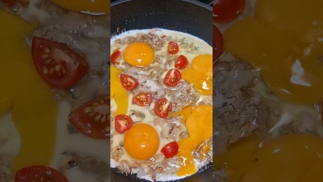 # готовим самую вкусную и сытную яичницу #домашняякухня #завтрак смотреть онлайн
