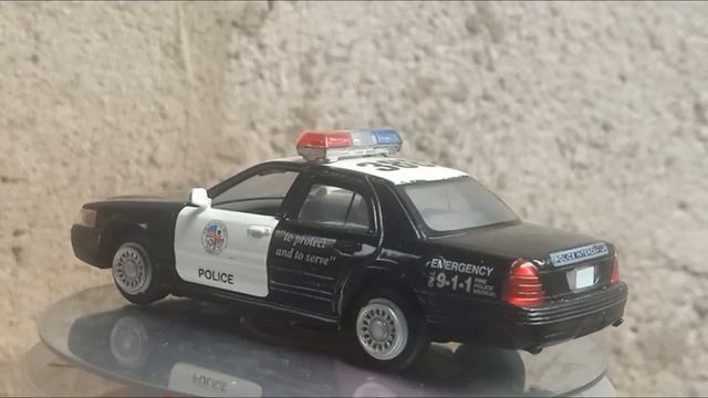 Toy Collection Ford Crown Victoria Police Interceptor Kinsmart Skala 1 : 42 смотреть онлайн
