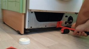 Как передвинуть стиральную машину одному при помощи домкрата для мебели