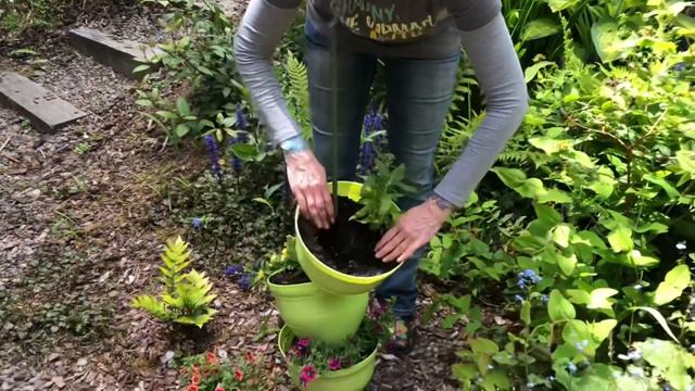 DIY Topsy Turvy-Tippy Planter Pots смотреть онлайн