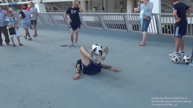 Футбольный фристайл болельщиков перед матчем ЧМ FIFA-2018 на стадионе Волгоград-Арена. Супер! смотреть онлайн