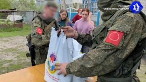 Российские военные раздали 2 тонны гумпомощи в посёлке ЛНР