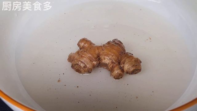 香菜根搭配紅糖，作用太厲害了，暖身驅寒身體好，夜裡也睡得安穩了，【廚房美食多】，#香菜根紅糖料理，#香菜根紅糖食譜，#家常菜，#美食，chinesefood，cooking，food，#香菜根，#紅