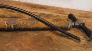 Ремонт старого ржавого велосипедного насоса 1960-х