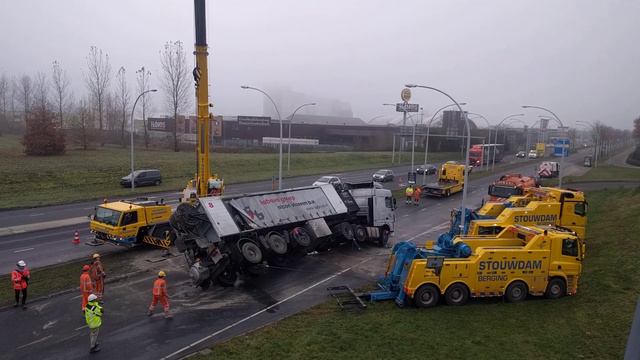 Berging vrachtwagen op de Westenholterallee op 10 december 2020 смотреть онлайн