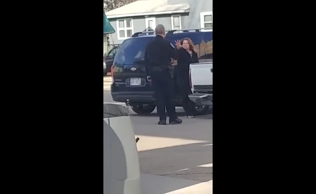 Изгоняющая дьявола против полицейского смотреть онлайн