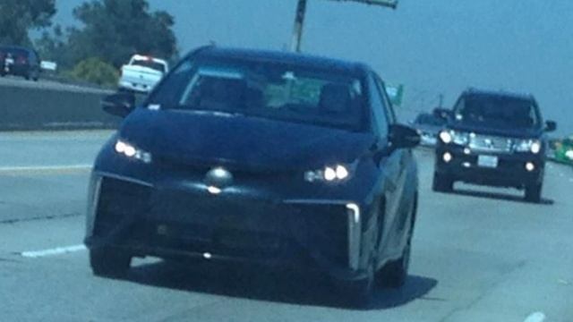 Toyota тестирует водородный седан Mirai в США