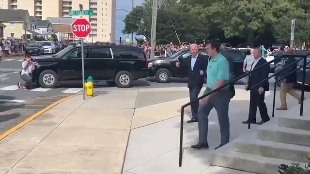 Джо Байден попрыгал перед журналистами показав что с ним все хорошо после вчерашнего падения смотреть онлайн