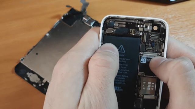 Еле слышно слуховой динамик iPhone 5c / Ремонт смотреть онлайн