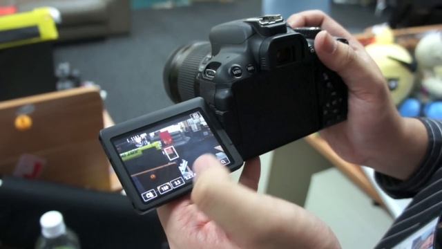 A Preview Of The New Canon 650D's Touchscreen Features смотреть онлайн