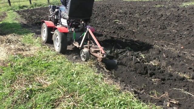 Самодельный минитрактор переломка. Вспашка огорода.mp4 смотреть онлайн