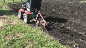 Самодельный минитрактор переломка. Вспашка огорода.mp4