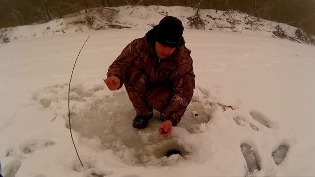 Ловля на Вертолет Зимой. Рыбалка на Десне смотреть онлайн