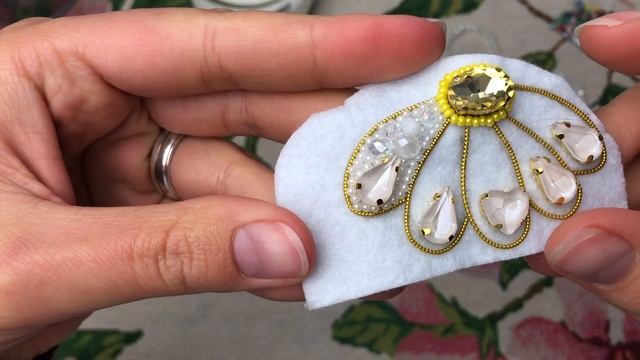 МК: Брошь РОМАШКА. Брошь из Бусин, Бисера и Страз. BEADED BROOCH смотреть онлайн