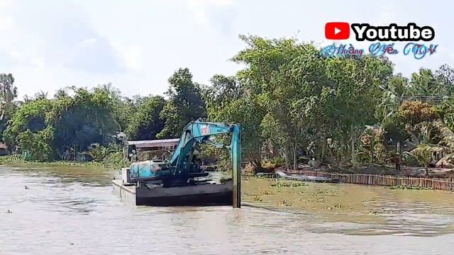 Xáng múc KOBELCO bơi trên sông - gấp đất lẻ bơi quá bá đạo. смотреть онлайн