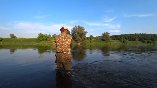 Рыбалка с ночёвкой Окунь на отводной Вечер у костра Голавль на воблера смотреть онлайн