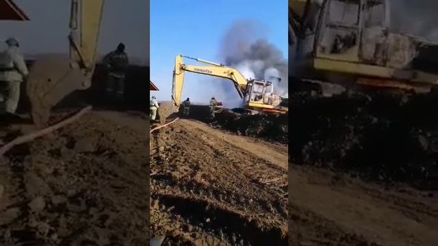 Жесть.Пожар.Горит Экскаватор.Komatsu.В пожаре. смотреть онлайн