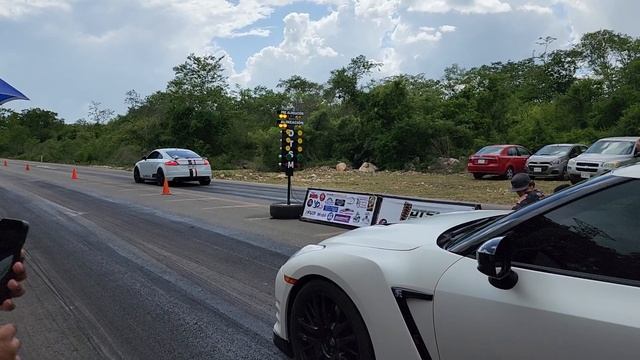 nissan gtr vs audi tt rs 1/8 de milla смотреть онлайн
