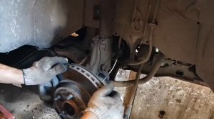 Suzuki Grand Vitara замена стойки и правого привода