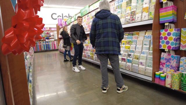 EMBARRASSING PHONE CALLS IN PUBLIC смотреть онлайн
