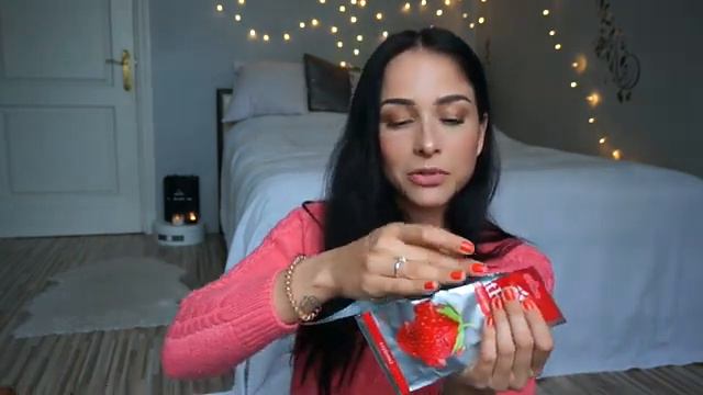 ПРОБУЕМ ВКУСНЯШКИ С МОЕЙ СОБАКОЙ | МУКБАНГ =) смотреть онлайн