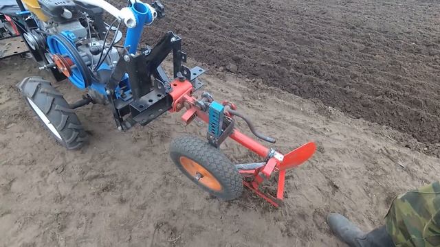 Минитрактор из мотоблока Нева - пашет. смотреть онлайн