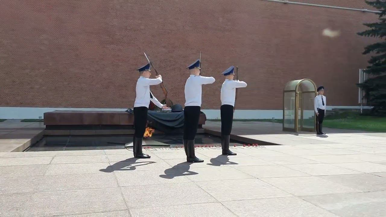 Смена почётного караула у могилы неизвестного солдата в Москве смотреть онлайн