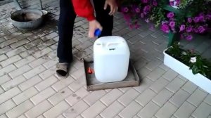 Наипростейшая самодельная автопоилка для домашней птицы(кур,уток) из канистры