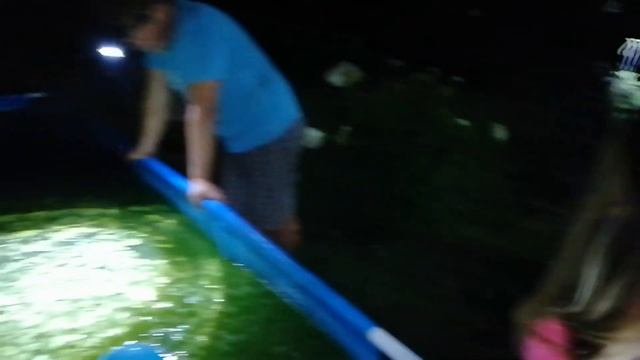 Деревня. Бассейн зацвел. Добавили перекись водорода. Зомби в деревне. смотреть онлайн